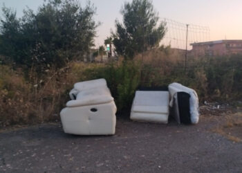 Modica, abbandona il divano in strada dopo il rifiuto del CCR: identificato e multato