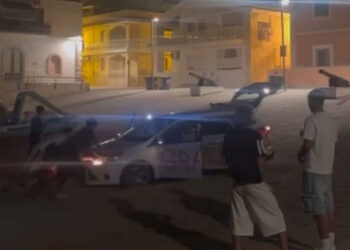 Scena surreale a Marina di Ragusa: chi spinge, chi guida e chi riprende la scena ridendo