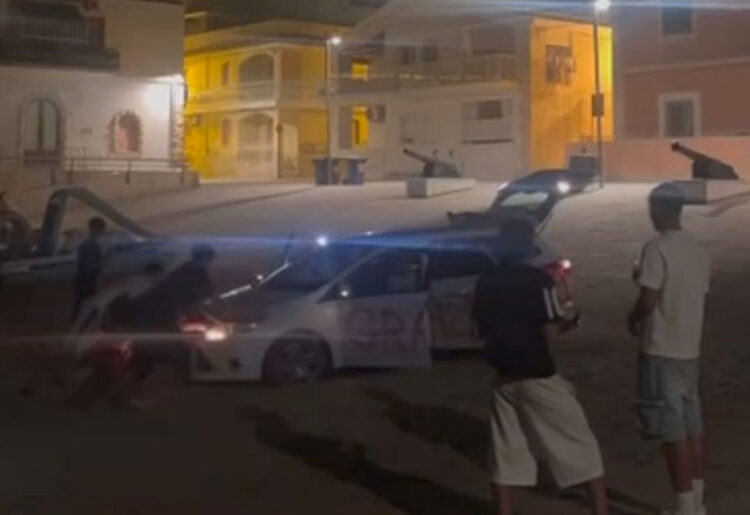 Scena surreale a Marina di Ragusa: chi spinge, chi guida e chi riprende la scena ridendo