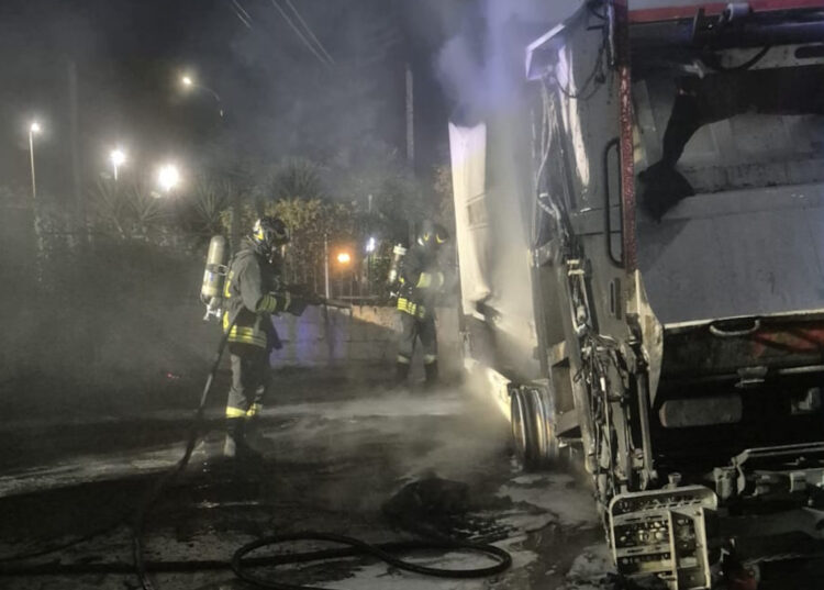 Fuoco nella notte ad Acate: in fiamme un autocompattatore