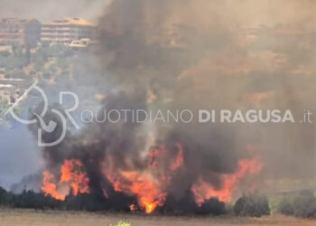Incendio Modica: fiamme altissime