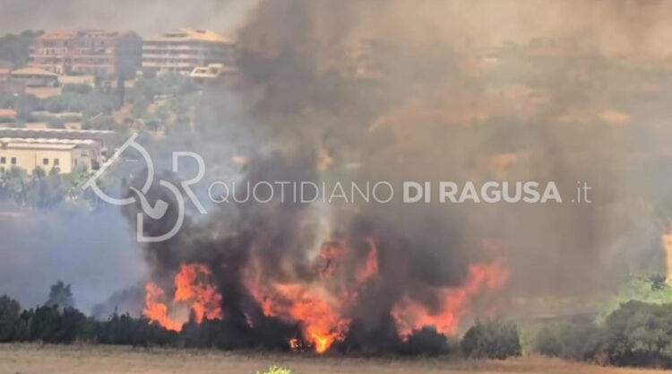 Incendio Modica: fiamme altissime