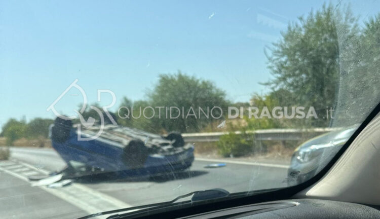 Incidente sulla Donnalucata Marina di Ragusa: scontro tra due auto, una si ribalta
