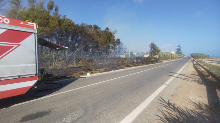 Inferno di fuoco nel Ragusano, incendio devastante a Scoglitti, un altro spento a Playa Grande