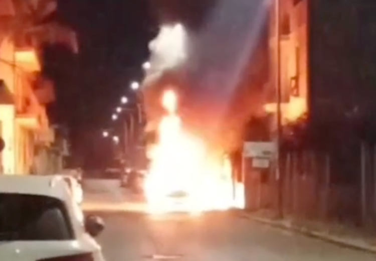 Acate, ancora fiamme in città: auto a fuoco