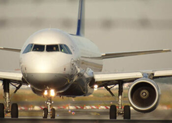 Uomo risucchiato dal motore di un aereo, voli sospesi a Orio