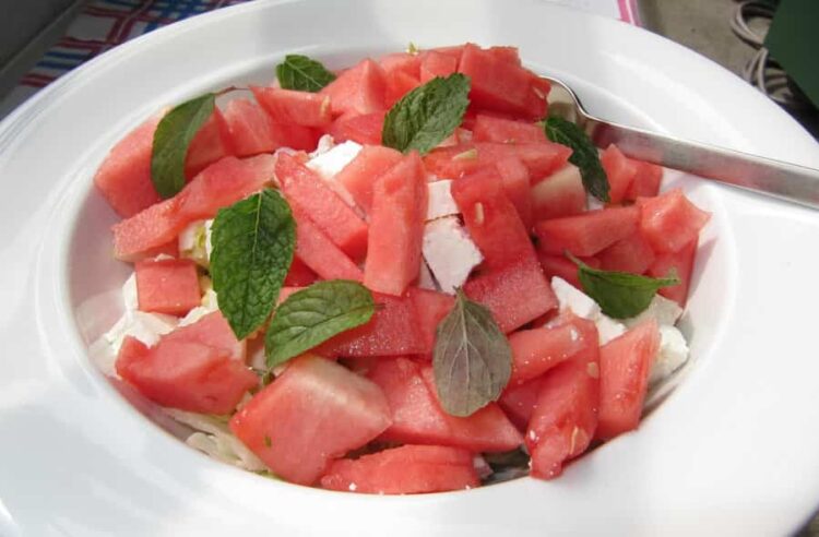 Dieta di agosto, freschezza e benessere per perdere peso in estate: menù settimanale