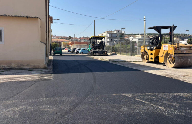 Scicli, si asfaltano le strade a Jungi