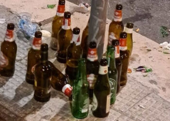 Ordinanza antibivacco Marina di Ragusa: non vieta ai ragazzi di riunirsi ma vieta di fare la pipì sui portoni o lasciare bottiglie in giro