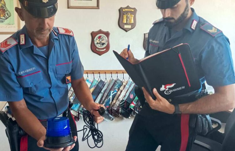 Scicli, un 20enne di Donnalucata in giro in auto con il lampeggiante blu: denunciato
