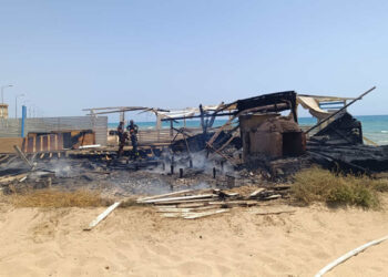 Marina di Acate, a fuoco uno chalet sulla spiaggia