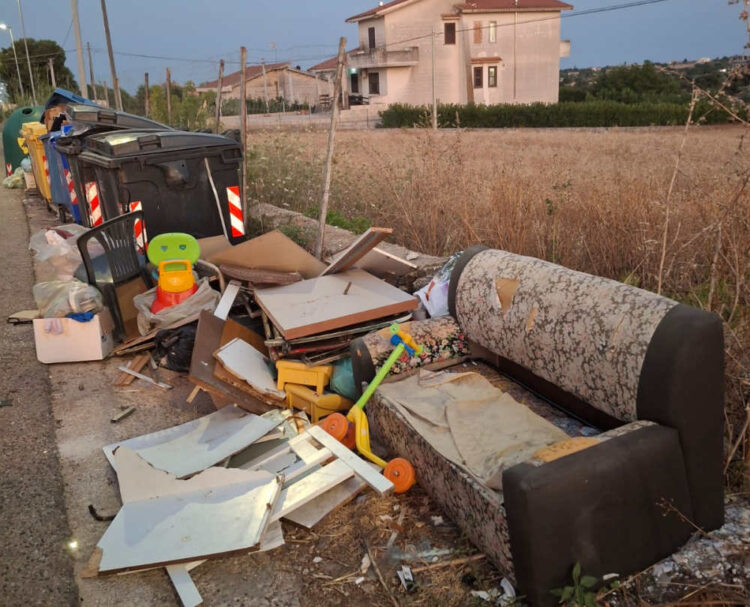 Ennesima discarica abusiva a Modica: l'inciviltà non conosce limiti, una vergogna