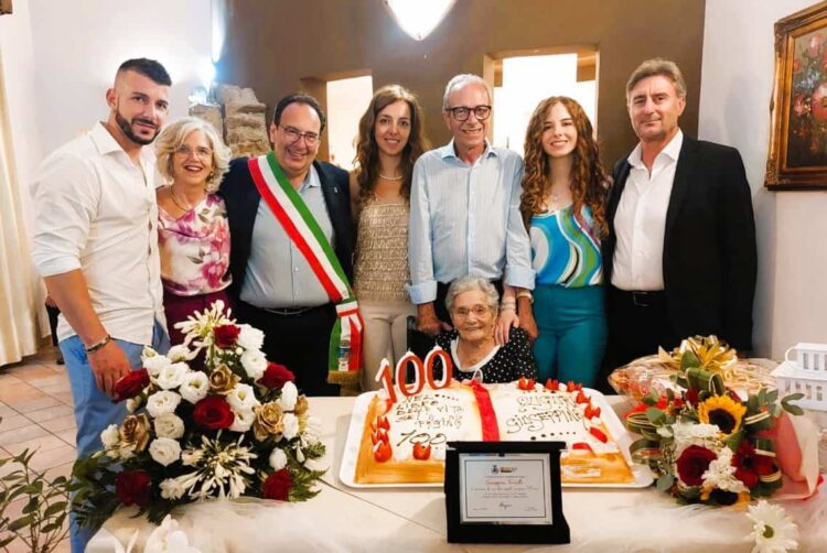 Gangi, festeggia i 100 anni di nonna Giuseppina Farinella