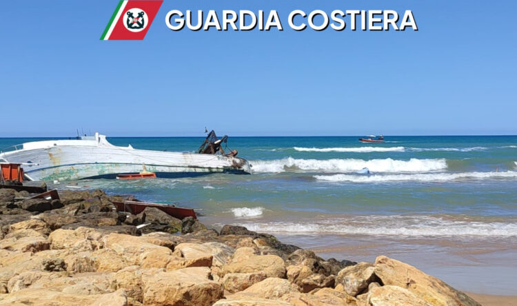 Peschereccio incaglia sui frangiflutti di Bruca: area interdetta alla balneazione