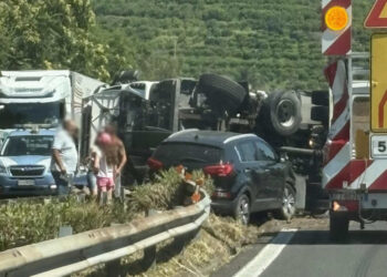 Incidente in autostrada tra Giarre e Fiumefreddo: camion si ribalta