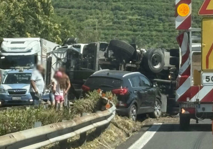 Incidente in autostrada tra Giarre e Fiumefreddo: camion si ribalta