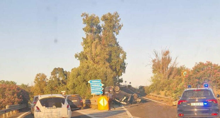 Incidente Modica, auto si ribalta sulla provincia che conduce a Marina