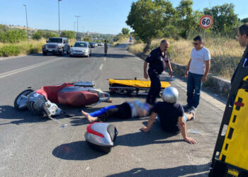 Incidente a Modica, scontro autocarro e moto sulla ex SS 115: feriti due coniugi
