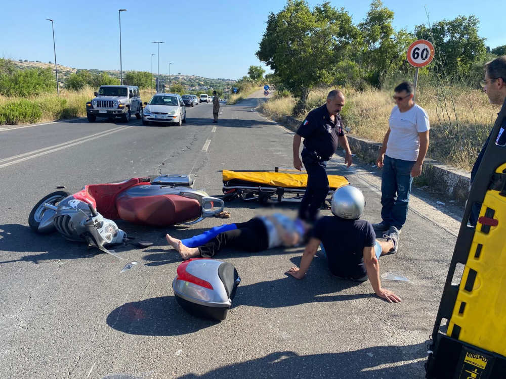 Incidente a Modica, scontro autocarro e moto sulla ex SS 115: feriti due coniugi