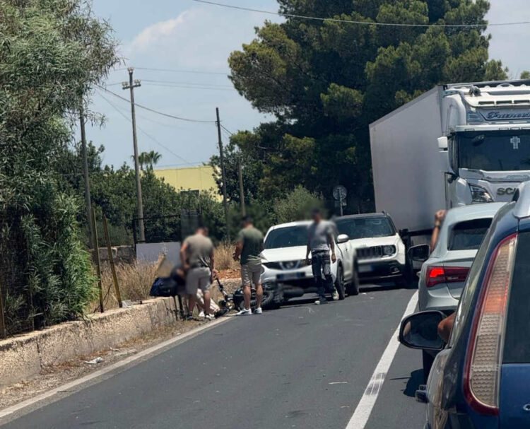 Incidente tra auto e moto a Vittoria: traffico rallentato