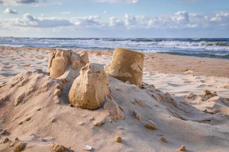 Muore a 17 anni sepolto dalla sabbia, fatale il tunnel in spiaggia
