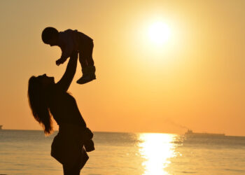 Bonus mamme 2025: dettagli e differenze tra due o più figli: requisito chiave