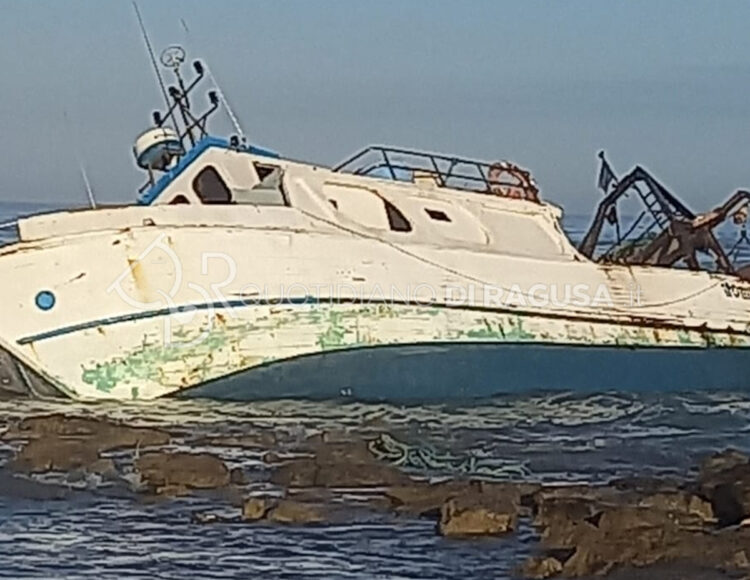 Scicli: peschereccio arenato sulla spiaggia di Bruca a causa della Lupa di Mare