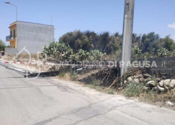 Incendio di sterpaglie a Cava D'Aliga brucia un palo che cade nella strada