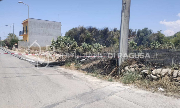 Incendio di sterpaglie a Cava D'Aliga brucia un palo che cade nella strada