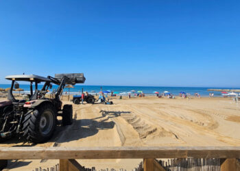 Ruspe in azione in spiaggia di sabato mattina a Marina di Modica, tra lo stupore dei bagnanti