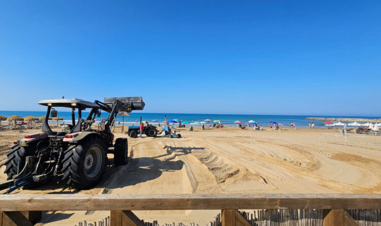 Ruspe in azione in spiaggia di sabato mattina a Marina di Modica, tra lo stupore dei bagnanti