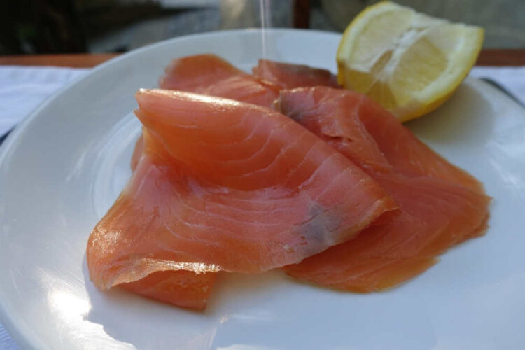 Ragusa, donna muore dopo aver mangiato salmone confezionato: scatta indagine dei Nas