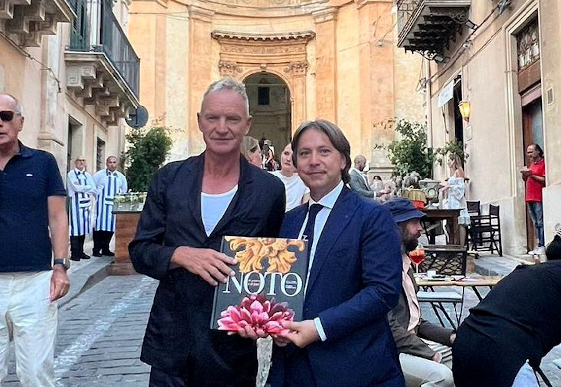 Sting a Noto per il matrimonio della figlia Fuschia: il dono del sindaco Figura