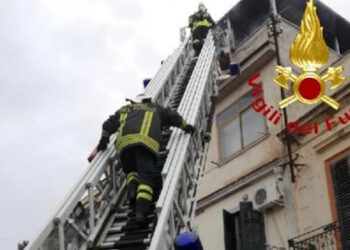 Scoglitti, paziente obeso salvato dai vigili del fuoco