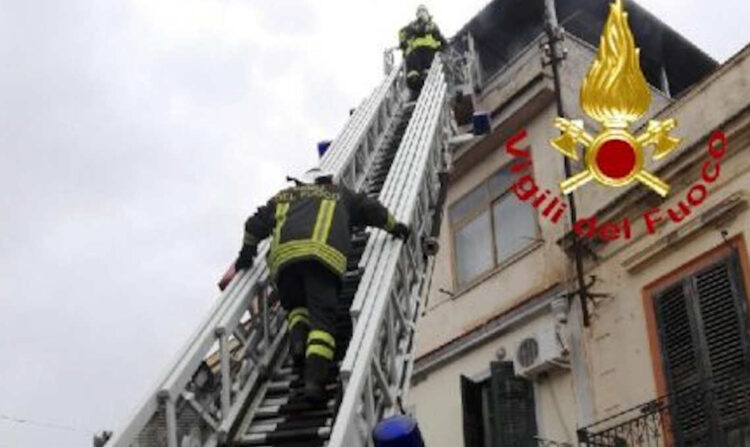 Scoglitti, paziente obeso salvato dai vigili del fuoco