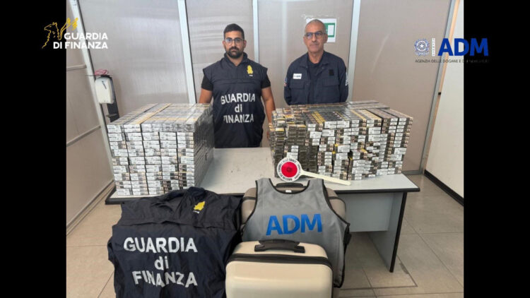 Palermo: arrestati in aeroporto 2 passeggeri con 64 kg di sigarette di contrabbando