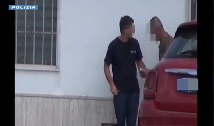 Ragusa, estorce denaro all’ex datore di lavoro: arrestato un albanese di 30 anni