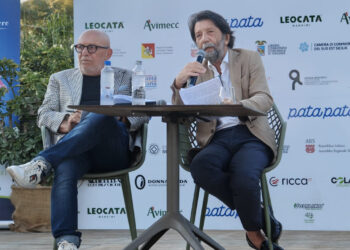 Il filosofo Massimo Cacciari incanta il pubblico del living del Pata Pata a Sampieri