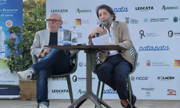 Il filosofo Massimo Cacciari incanta il pubblico del living del Pata Pata a Sampieri