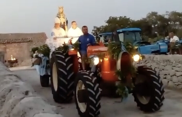 Modica, la benedizione dei mezzi agricoli per Maria SS. delle Grazie in zona Barco