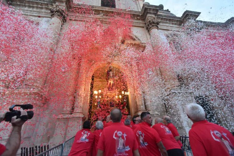 Ragusa, uno straordinario bagno di folla per San Giovanni Battista