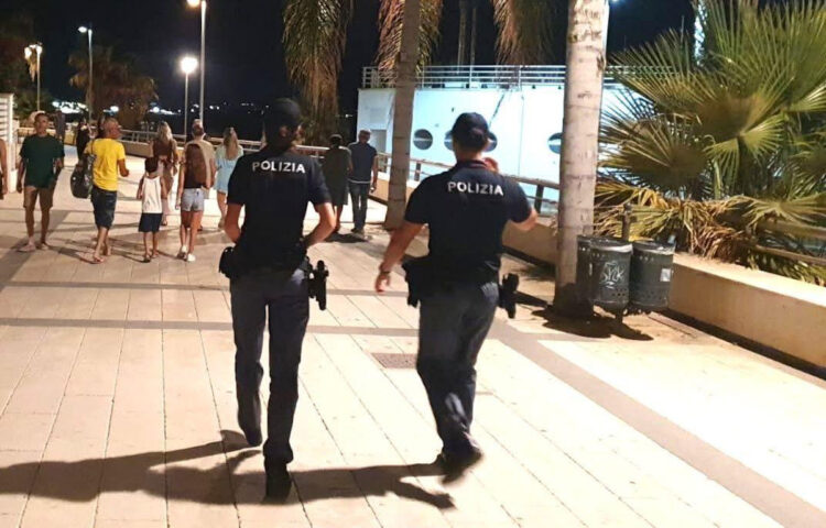 Paura a Marina di Ragusa, bambino maltese si smarrisce tra la folla: rintracciato dalla Polizia