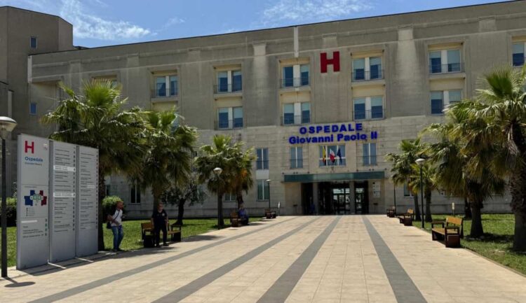 Ragusa, paziente fuori controllo al pronto soccorso: colpisce vetri e porte