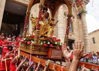 Giarratana oggi è festa. si comincia con lo sparo dei 21 colpi a cannone