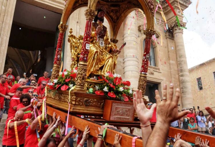 Giarratana oggi è festa. si comincia con lo sparo dei 21 colpi a cannone