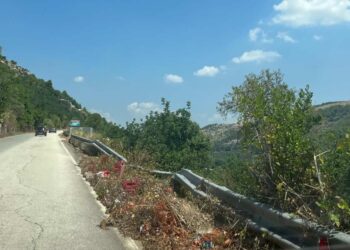 Ragusa, invaso di rifiuti il tratto di strada che conduce da via Risorgimento all’ospedale Arezzo