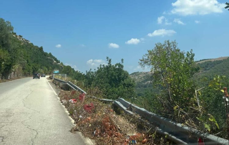 Ragusa, invaso di rifiuti il tratto di strada che conduce da via Risorgimento all’ospedale Arezzo