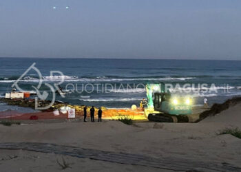 Scicli, peschereccio incagliato a Bruca: oggi la rimozione