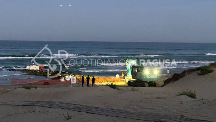 Scicli, peschereccio incagliato a Bruca: oggi la rimozione