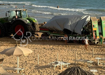 Scicli, rimosso il peschereccio incagliato in un frangiflutto a Bruca